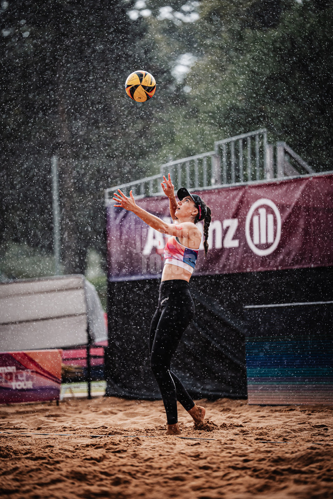Beachvolleyball | Frauen | Allianz German Beach Tour 2025 | Tourstop München | 11.07.2025 | Lisa-Sophie Kotzan beim Aufschlag im Regen