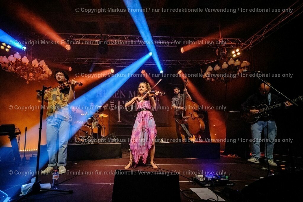 20230728-helen-maier-and-the-folks-003 | Helen Maier &amp; The Folks am Luzern Live Festival. Am Freitag 28. Juli 2023 im Hotel Schweizerhof in Luzern. Helen Maier — Violine / Alexander Graf — Violine, Bratsche / Andreas Gut — Akkordeon / Theo Känzig — Gitarre / Jonas Künzli — Kontrabass / Adrian Böckli — Schlagzeug, Percussion. Foto: Markus Frömml