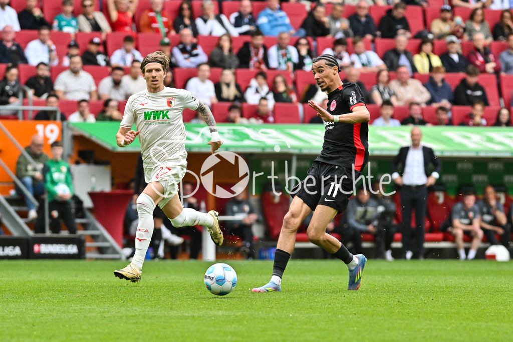 FC Augsburg - SG Eintracht Frankfurt | im Duell  Kristijan JAKIC (FC Augsburg 17) und Hugo EKITIKE (Eintracht Frankfurt 11) / Zweikampf / Bundesliga: FC Augsburg - Eintracht Frankfurt, WWK Arena am 20.04.2025