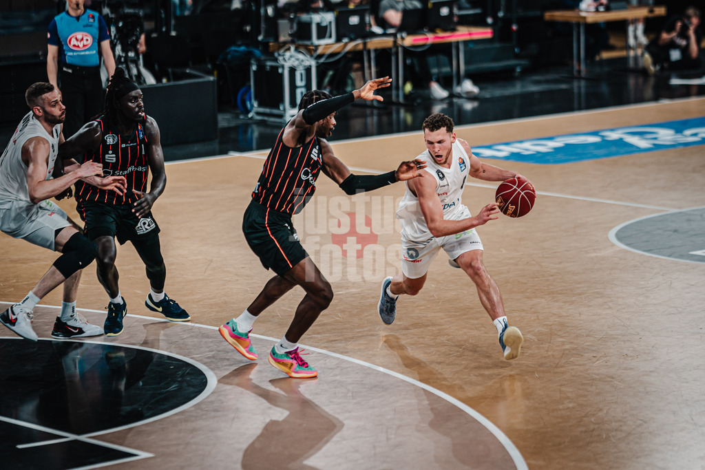 Basketball | Männer | Saison 2023/2024 | easyCredit Basketball Bundesliga | 32. Spieltag | Veolia Towers Hamburg vs. NINERS Chemnitz | 04.05.2024 | Brae Ivey (#8, Veolia Towers Hamburg)