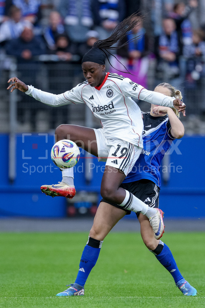 Fussball, Google Pixel Frauen-Bundesliga, Hamburger SV - Eintracht Frankfurt | v.li.: Nicole Anyomi (Eintracht Frankfurt, 19) und Nina Räcke (Hamburger SV, 39) im Zweikampf, Duell, Dynamik, Aktion, Action, Spielszene, DIE DFB-RICHTLINIEN UNTERSAGEN JEGLICHE NUTZUNG VON FOTOS ALS SEQUENZBILDER UND/ODER VIDEOÄHNLICHE FOTOSTRECKEN. DFB REGULATIONS PROHIBIT ANY USE OF PHOTOGRAPHS AS IMAGE SEQUENCES AND/OR QUASI-VIDEO.