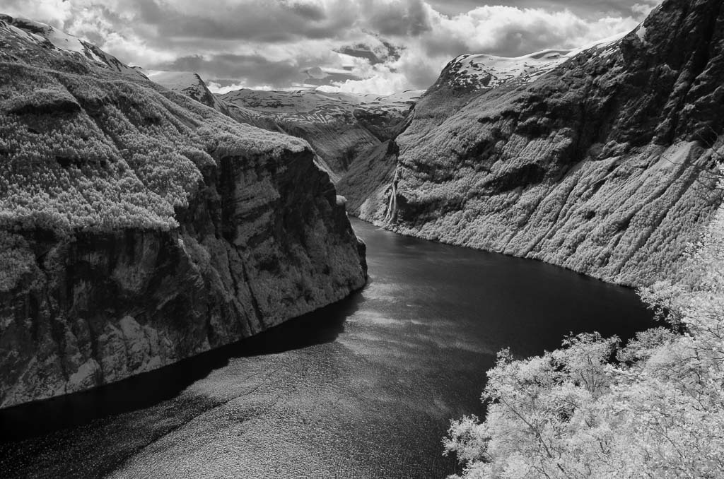 norwegen-2017-218 | Blick auf den Geirangerfjord Richtung Hellesylt vom Aussichtspunkt Oernesund - Realisiert mit Pictrs.com