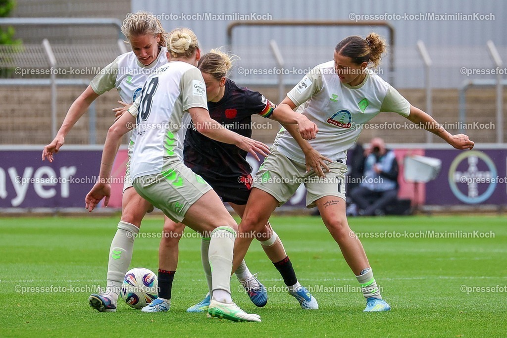 xsscx17052601036 | 17.05.2026, xsscx, Frauen Fussball, Bayer 04 Leverkusen - Werder Bremen, 1. Fussball Bundesliga, 26. Spieltag, Ulrich-Haberland-Stadion, Saison 2025 2026: Lina Hausicke (Werder Bremen #18) im Zweikampf gegen Kristin Kögel (Bayer Leverkusen #11) und Larissa Mühlhaus (Werder Bremen #7) DFB regulations prohibit any use of photographs as image sequences and or quasi-video. Photo: xSandraxScherningxPressefotoKochx
