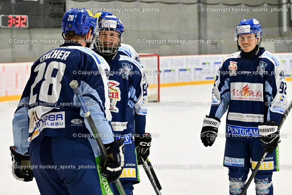ESV FERLACH vs. ESC SOCCERZONE STEINDORF | #28 Bacher Stefan ESC Steindorf, #69 Kreuzer Philipp ESC Steindorf, #92 Ratz Patrick ESC Steindorf, ESV FERLACH vs. ESC SOCCERZONE STEINDORF, ESV FERLACH vs. ESC SOCCERZONE STEINDORF am 22.11.2024 in Ferlach (Eishalle Ferlach ), Austria, (Photo by Bernd Stefan)