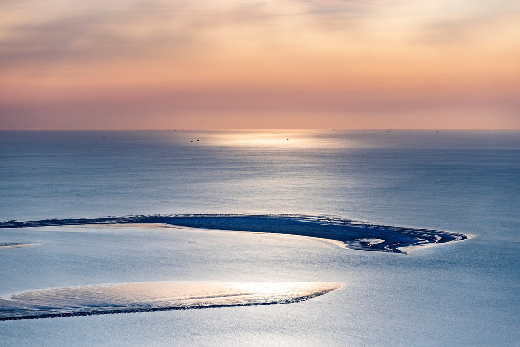 dr__0057004.jpg | FRIEDRICHSKOOG 17.09.2020 Sandbank- Landfläche durch Strömungen unter der Meeres- Wasseroberfläche in Friedrichskoog im Bundesland Schleswig-Holstein, Deutschland. // Sandbank- land area by flow under the sea water surface in Friedrichskoog in the state Schleswig-Holstein, Germany. Foto: Daniel Reiter