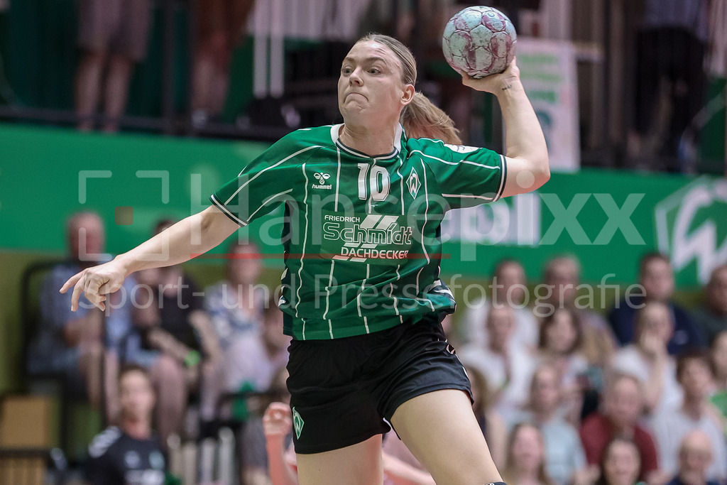 Handball, 2. Bundesliga Frauen, SV Werder Bremen - HSV Solingen-Gräfrath 76 | Malin Pods (SV Werder Bremen, 10) beim Wurf, am Ball, Spielszene, Aktion, Action