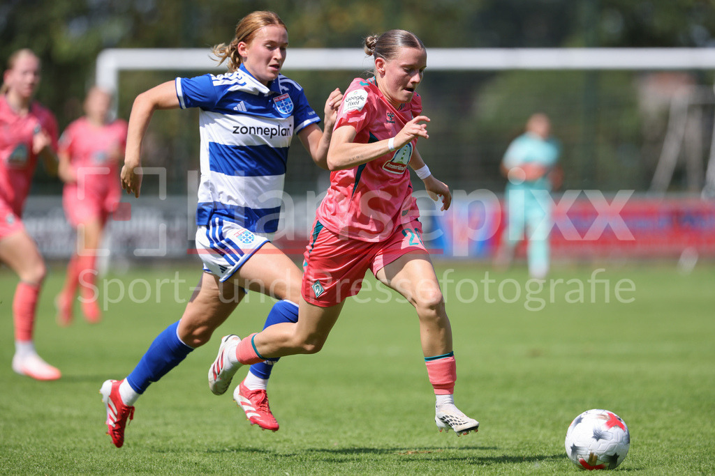 Fussball, Testspiel Frauen, PEC Zwolle - SV Werder Bremen | v.li.: Mare Westerink (PEC Zwolle, 3) und Sarah Ernst (SV Werder Bremen, 26) im Laufduell, Zweikampf, Duell, Dynamik, Aktion, Action, Spielszene