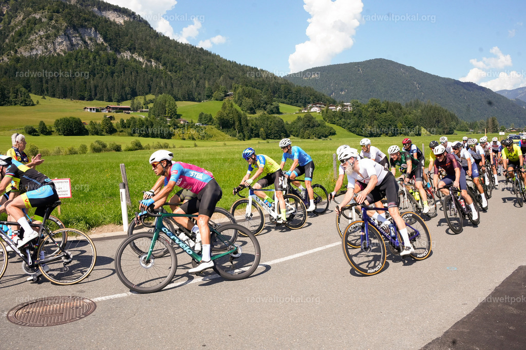 615_20230817_Bewerb_Maenner_Muehlanger | AUT - OESTERREICH, 2023-08-16: SPORT RENNRAD-FAHREN - 55. INTERNATIONALER RADWELTPOKAL IN ST. JOHANN IN TIROL  - Vintage-Radrennen mit WM-Bronze-Medaillen-Siegerin Christina Schweinberger, den Teilnehmer und Alexander Baumann (vom Orginastions-Team) - TAG 2 BEWERB MAENNER IN SECHS GRUPPEN  ; Foto: Roland Muehlanger