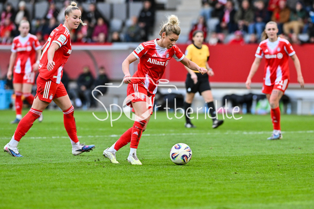FC Bayern München - VfL Wolfsburg | MUNICH, GERMANY - 22. FEBRUARY: am Ball Linda DALLMANN (FC Bayern Munich 10) während dem Spiel zwischen den Frauen des FC Bayern München und den Frauen des VfL Wolfsburg am 19. Spieltag der Google Pixel Frauen-Bundesliga am FC Bayern Campus