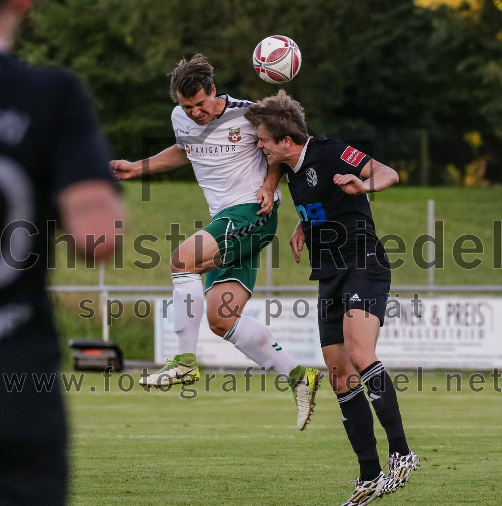 2023-08-18_098_FC_Schwaig_gegen_TSV_Kastl | Oberding, Deutschland, 18.08.2023:
Fußball, Landesliga Südost 2023 / 2024, 7. Spieltag, FC Schwaig gegen TSV Kastl, Endergebnis: 2:2

Benjamin Held (FC Schwaig, #17), Michael Renner (TSV Kastl, #25)

Foto: Christian Riedel / fotografie-riedel.net