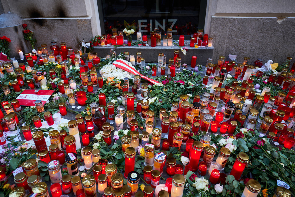 Kerzen und Blumen am Tatort | Wien, Austria - November 06, 2020: Gedenken an den Terroranschlag vom 02.11.2020, Kerzen und Blumen am Tatort. - Realisiert mit Pictrs.com