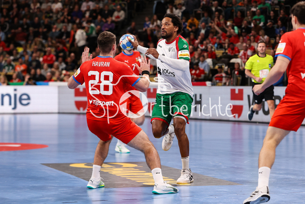 Tschechien - Portugal | Gilberto DUARTE (POR #5) im Duell mit Matej HAVRAN (CZE #28) / Zweikampf