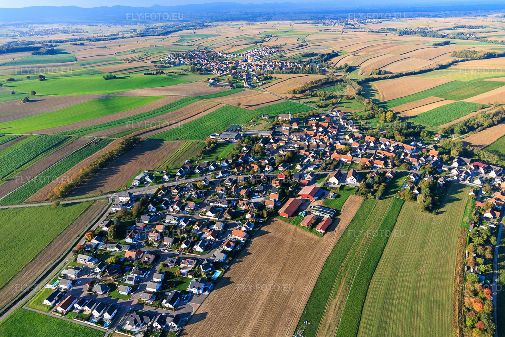 Vue aérienne: Vue de la ville depuis le sud à Stundwiller dans le département Bas Rhin, France. Photo: IMG_150151.jpg prise le 11/10/2025 par Werner Riehm/FLY-FOTO.eu – Résolution de l'original: 6000 x 4000 px