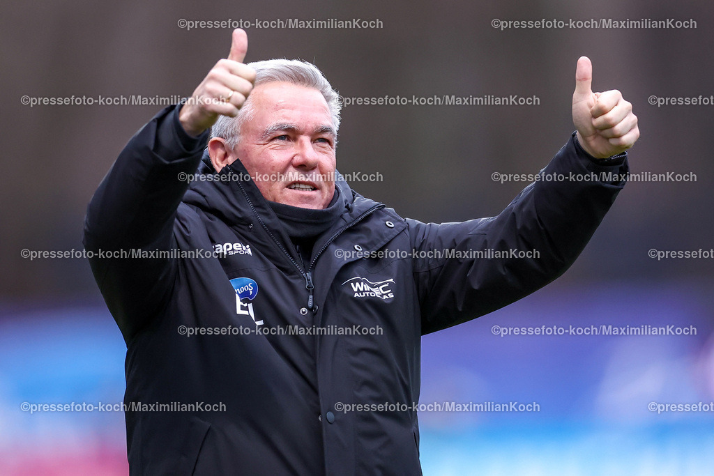 FCVK21122401002 | 21.12.2024, Fußball, FC Viktoria Köln – SV Sandhausen, 3.Liga, Sportpark Höhenberg, Saison 2024 2025: Olaf Janßen (Viktoria Köln Cheftrainer) steht optimistisch auf dem Spielfeld Gestik MimikDFB regulations prohibit any use of photographs as image sequences and or quasi-video.