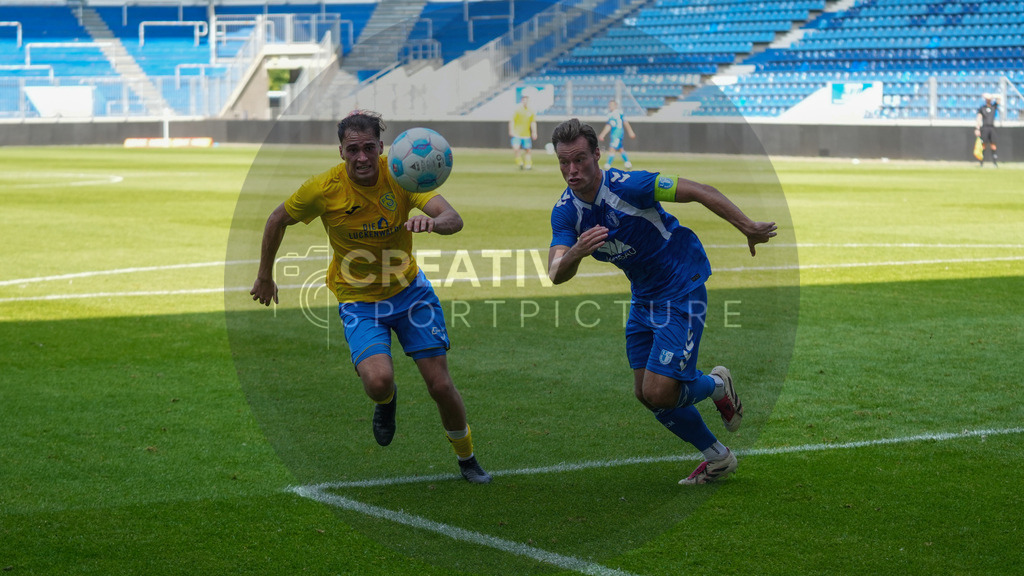 Fußball, Herren, Saison 2025/2026, Regionalliga Nordost, 3. Spieltag, 1.FC Magdeburg II vs. FSV 63 Luckenwalde, Samstag 09.08.2025, Avnet Arena Magdeburg | Fußball, Herren, Saison 2025/2026, Regionalliga Nordost, 3. Spieltag, 1.FC Magdeburg II vs. FSV 63 Luckenwalde, Samstag 09.08.2025, Avnet Arena Magdeburg, Im Bild: Simon Gollnack (l. Luckenwalde) und Julius Pfennig (r. Magdeburg) - Realisiert mit Pictrs.com