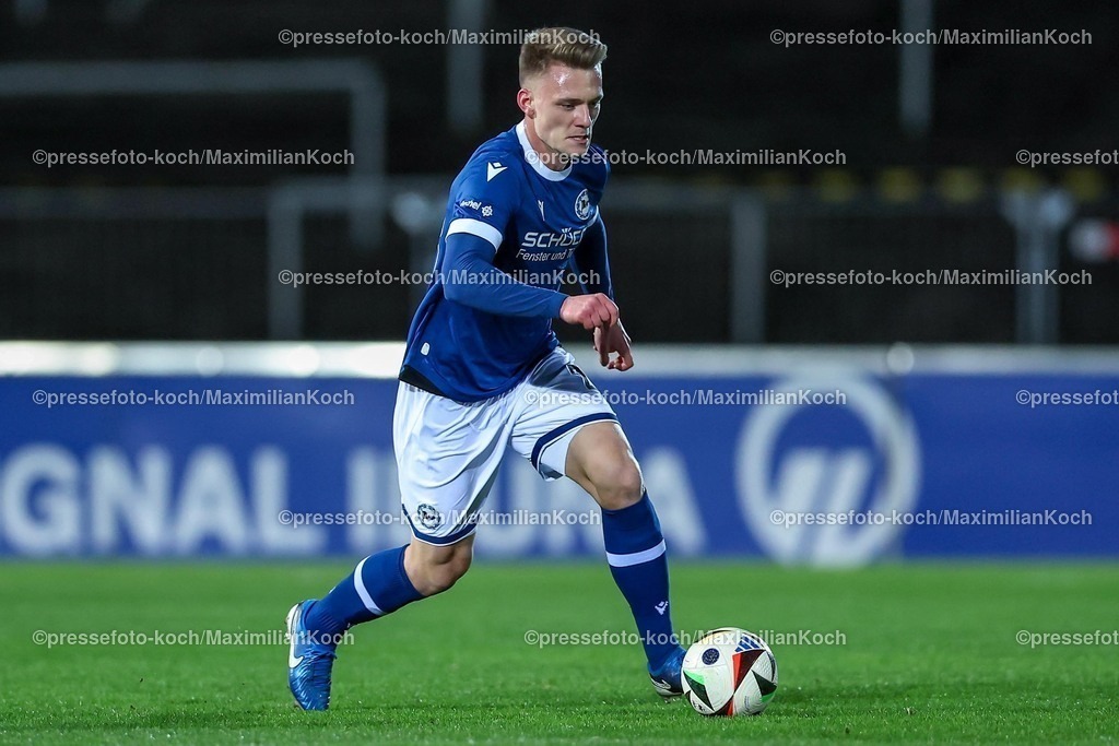 BVBII26012502080 | 26.01.2025, Fußball, 3.Liga, Borussia Dortmund II - Arminia Bielefeld, Stadion Rote Erde, Saison 2024 2025: Leon Schneider (Arminia #23)DFB regulations prohibit any use of photographs as image sequences and or quasi-video.