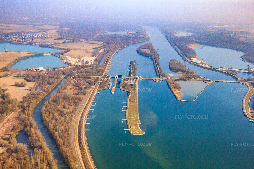 Aerial view: Gambsheim, lock in La Wantzenau in the state Bas-Rhin, France. – Photo: IMG_62902.jpg taken on 03/09/2014 by Werner Riehm/FLY-FOTO.com – Resolution of the original: 4752 x 3168 px
