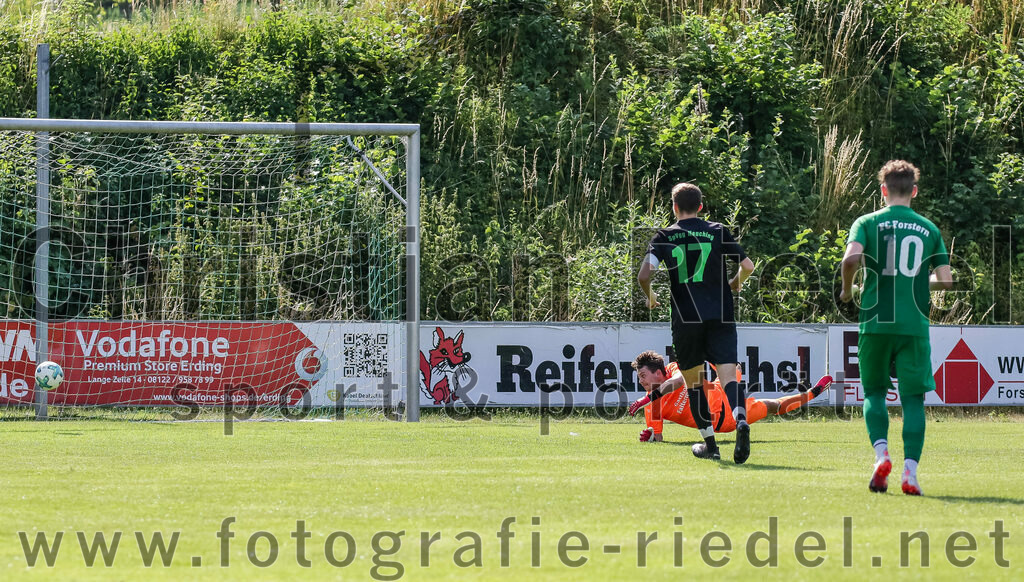 2023-07-09_022_FC_Forstern_gegen_SpVgg_Neuching | Forstern, Deutschland, 09.07.2023:
Fußball, Kreisklasse 2023 / 2024, Testspiel, FC Forstern gegen SpVgg Neuching, Endergebnis: 2:4

Torwart Niklas Desiderato (SpVgg Neuching, #1), Mathias Haberthaler (SpVgg Neuching, #17), Alexander Huber (FC Forstern, #10)

Foto: Christian Riedel / fotografie-riedel.net