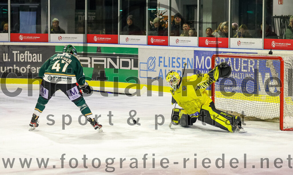 2025-12-28_131_TSV_Erding_gegen_onesto_Tigers_Bayreuth | Erding, Deutschland, 28.12.2025:Eishockey, Oberliga Süd 2025 / 2026, 31. Spieltag, TSV Erding gegen onesto Tigers Bayreuth, Endergebnis: 6:5 n.V.Marco Pfleger (Erding Gladiators, #47), Torwart Maximilian Meier (onesto Tigers Bayreuth, #30)Foto: Christian Riedel / fotografie-riedel.net