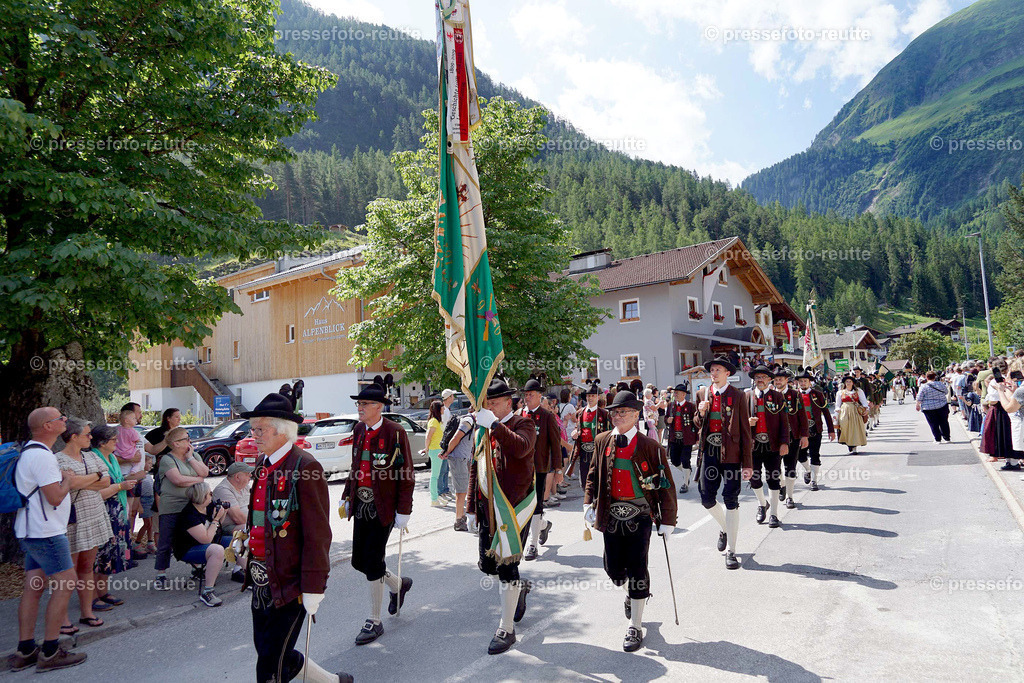 e13-news-2023-Juli23-Regimentsschuetzenfest3-Steeg-UMZUG_DORF-DSC07353 | Info aus dem Bezirk Reutte/Ausserfern Tirol sowie eine umfangreiche Bilddatenbank über die gesamte Region: Lechtal, Talkessel Reutte, Tannheimertal, Zwischentoren. Lech, Plansee, Zugspitze, Grenztunnel, B179, Fernpassstraße, Verkehr, Lawinen, Tradition, - Realisiert mit Pictrs.com