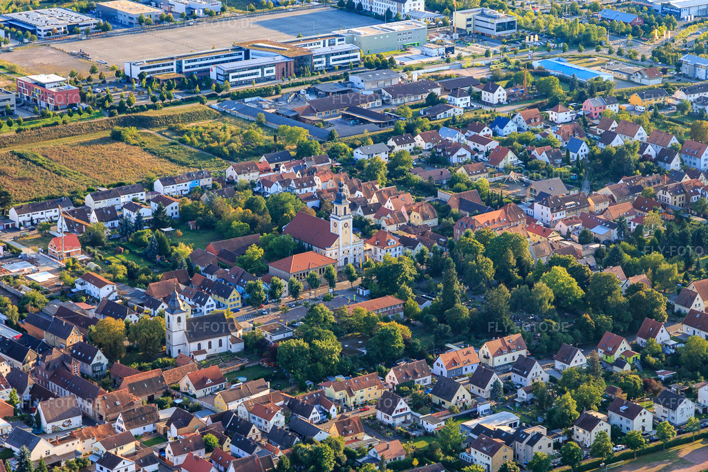 Luftbild: Kirche Mariä Himmelfahrt an der Queichheimer Hauptstraße im Ortsteil Queichheim in Landau im Bundesland Rheinland-Pfalz in Deutschland. Foto: IMG_103230.jpg vom 03.09.2017 durch Werner Riehm/FLY-FOTO.de