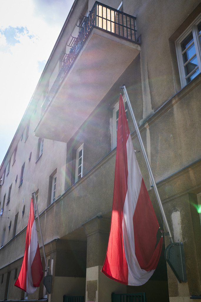 Blick auf den Karl-Seitz-Hof | Wien, Austria - May 02, 2020: Wiener Wohnen; Blick auf den Karl-Seitz-Hof mit österreichischen Fahnen im Vordergrund. - Realisiert mit Pictrs.com