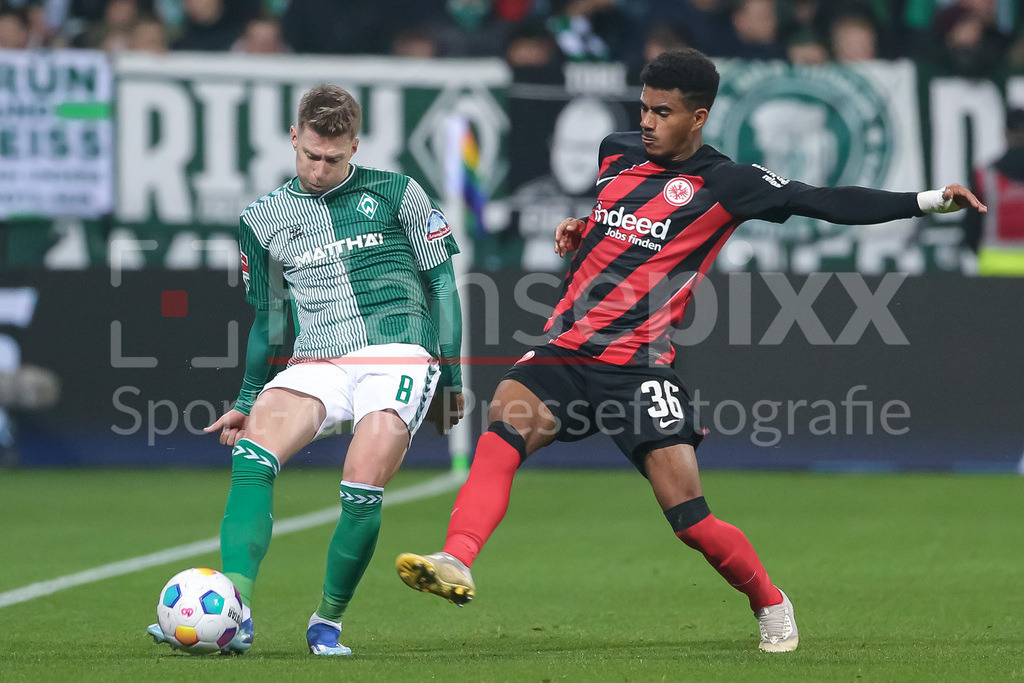 Fussball, Bundesliga, SV Werder Bremen - Eintracht Frankfurt | v.li.: Mitchell Weiser (SV Werder Bremen, 8) und Ansgar Knauff (Eintracht Frankfurt, 36) im Zweikampf, Duell, Dynamik, Aktion, Action, Spielszene, DIE DFL-RICHTLINIEN UNTERSAGEN JEGLICHE NUTZUNG VON FOTOS ALS SEQUENZBILDER UND/ODER VIDEOÄHNLICHE FOTOSTRECKEN. DFL REGULATIONS PROHIBIT ANY USE OF PHOTOGRAPHS AS IMAGE SEQUENCES AND/OR QUASI-VIDEO.