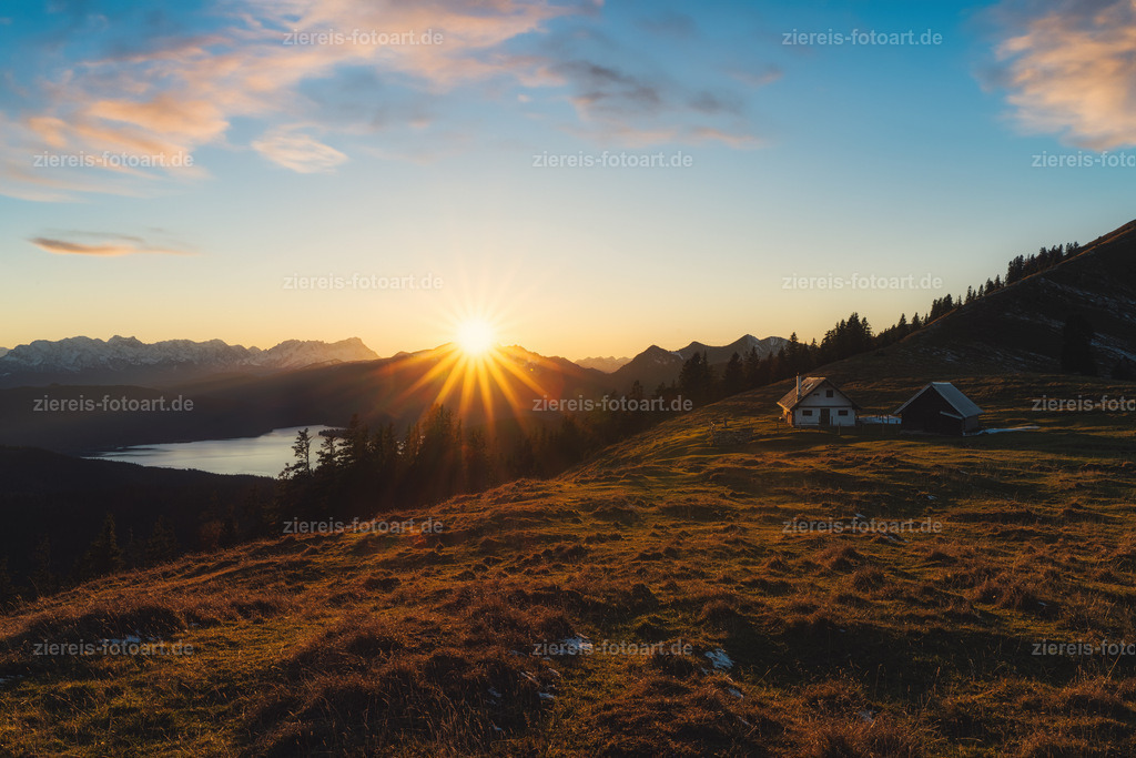 Sonnenuntergang am Hirschhörnlkopf mit dem Walchensee im Hintergrund | Sonnenuntergang am Hirschhörnlkopf mit dem Walchensee im Hintergrund - Realisiert mit Pictrs.com