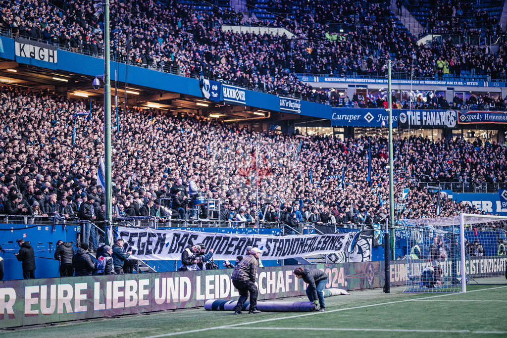 Fußball | Männer | Saison 2024/2025 | 2. Fußball-Bundesliga | 17. Spieltag | Hamburger SV vs. SpVgg Greuther Fürth | 21.12.2024 | HSV Nordkurve Fans mit einem Transparent: Gegen Das Moderne Stadionerlebnis
