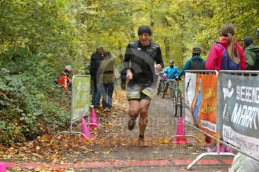 251026_1320_EX1_3234 | Sportfotografie im Rhein-Sieg Kreis, Köln, Bonn, NRW, Rheinland Pfalz, Hessen, etc. Unser Tätigkeitsfeld umfasst den Laufsport vom Volkslauf über den Marathon, Duathlon, Triathon bis zum Ultralauf wie Kölnpfad Ultra oder Schindertrail.