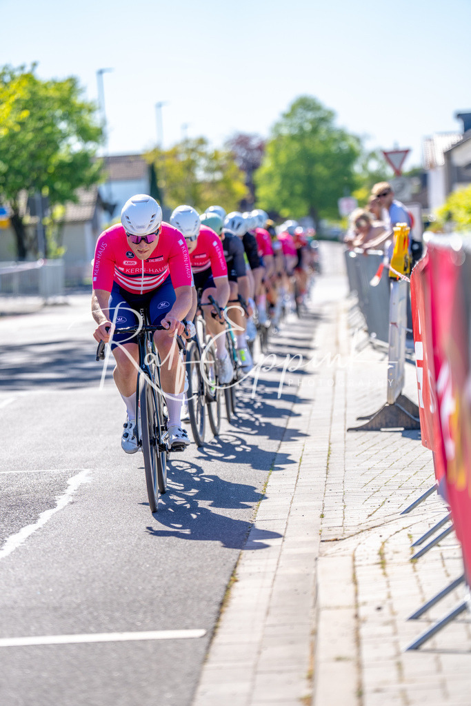Spurt in den Mai 2026 - Großer Preis der Sparkasse Neuss | Annual one-day road cycling race "Großer Preis der Sparkasse Neuss" held in Büttgen, Germany, organized by VfR Büttgen 1912 e.V. The event features multiple races across all age categories from U11 youth to Elite men. - Realisiert mit Pictrs.com