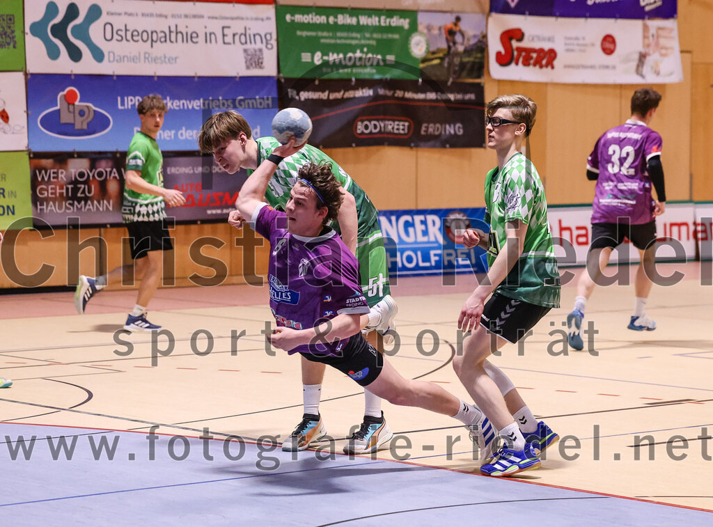 2025-03-15_093_SpVgg_Altenerding_gegen_TSV_Schleissheim | Erding, Deutschland, 15.03.2025:Handball, Bezirksoberliga Männer 2024 / 2025, 18. Spieltag, SpVgg Altenerding gegen TSV Schleißheim, Endergebnis: 32:27Tobias Mikulandra (TSV Schleissheim, #51), Jabob Köhler (SpVgg Altenerding, #6), Konstantin Huber (TSV Schleissheim, #78)Foto: Christian Riedel / fotografie-riedel.net