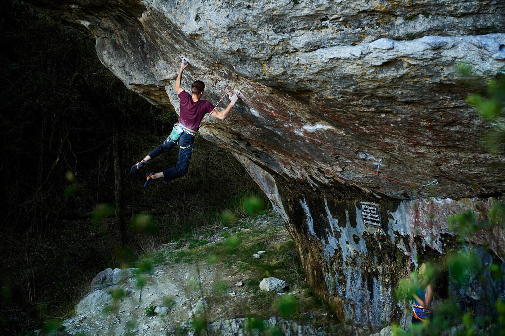 CS-180419-0495-1 | Jonas Winkler projektiert Raise the Roof (10+) an der Klinge im Frankenjura