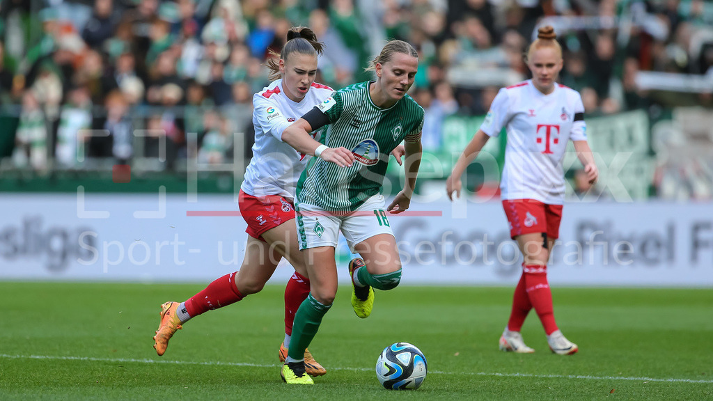 Fussball, Google Pixel Frauen-Bundesliga, SV Werder Bremen - 1. FC Köln | v.li.: Alena Bienz (1. FC Köln, 11) und Lina Hausicke (SV Werder Bremen, 18) im Zweikampf, Duell, Dynamik, Aktion, Action, Spielszene, DIE DFB-RICHTLINIEN UNTERSAGEN JEGLICHE NUTZUNG VON FOTOS ALS SEQUENZBILDER UND/ODER VIDEOÄHNLICHE FOTOSTRECKEN. DFB REGULATIONS PROHIBIT ANY USE OF PHOTOGRAPHS AS IMAGE SEQUENCES AND/OR QUASI-VIDEO.