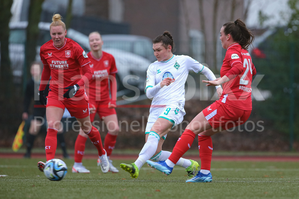 Fussball, Testspiel Frauen, SV Werder Bremen - FC Twente Enschede | v.li.: Sophie Weidauer (SV Werder Bremen, 9) beim Torschuss, schießt auf das Tor, am Ball, Aktion, Action, Spielszene, Annouk Boshuizen (FC Twente Vrouwen, 24)