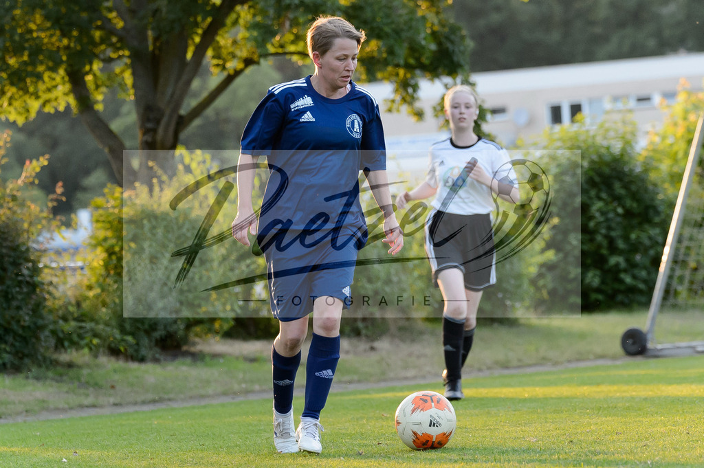 GREBES20210719_046 | Fussball, Frauen:   beim Spiel der 1. Kreisklasse zwischen TSG 07 Burg Gretesch IV und TuS Bad Essen im TSG-Sportpark am 19.07.2021 in Osnabrueck, Deutschland. - Realisiert mit Pictrs.com