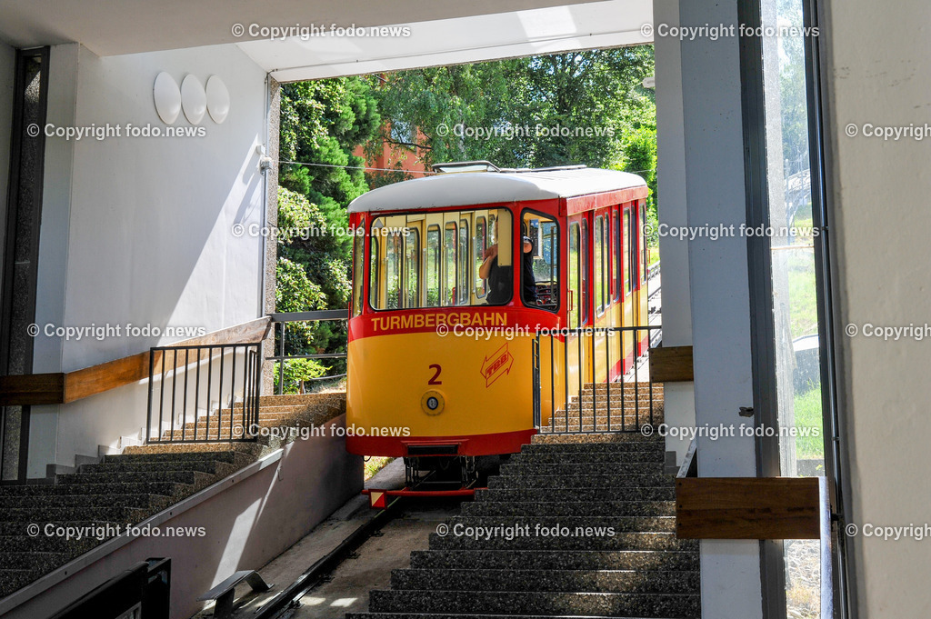 Deutschland_ Baden-Wuerttemberg_ Karlsruhe_ 20.02.2025-9 | 20.02.2025, Deutschland, GER, Baden-Wuerttemberg, Karlsruhe im Bild Themenbild, Stadtansichten, Die Turmbergbahn, Deutschlands aelteste noch betriebene Standseilbahn, Bahn, Turmberg, Durlach, Nostalgie, Talstation, Bergstation, Aussichtsterrasse, Ausflugsziel, Familie, Bauwerk, Veraenderung, Zwillingswagen, Nahverkehr