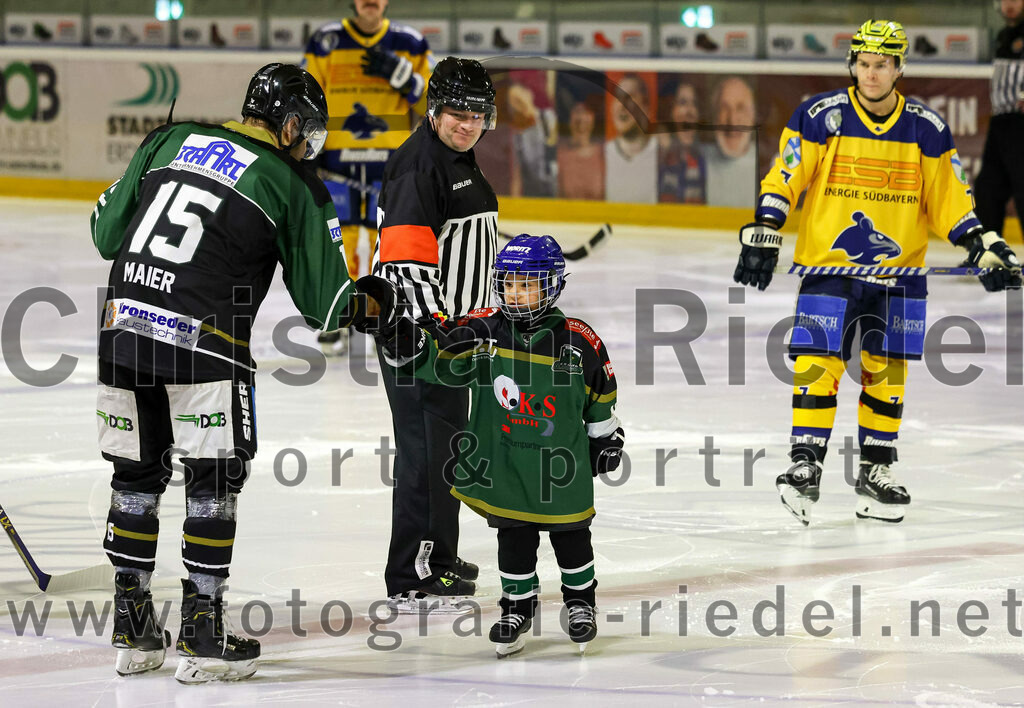 2022-10-30_015_TSV_Erding_gegen_ESC_Riverrats_Geretsried | Erding, Deutschland, 30.10.2022:
Eishockey, Bayernliga 2022 / 2023, 9. Spieltag, TSV Erding gegen ESC Riverrats Geretsried, Endergebnis: 3:5

Elias Maier (Erding Gladiators, #15), Florian Strobl (ESC Riverrats Geretsried, #7)

Foto: Christian Riedel / fotografie-riedel.net