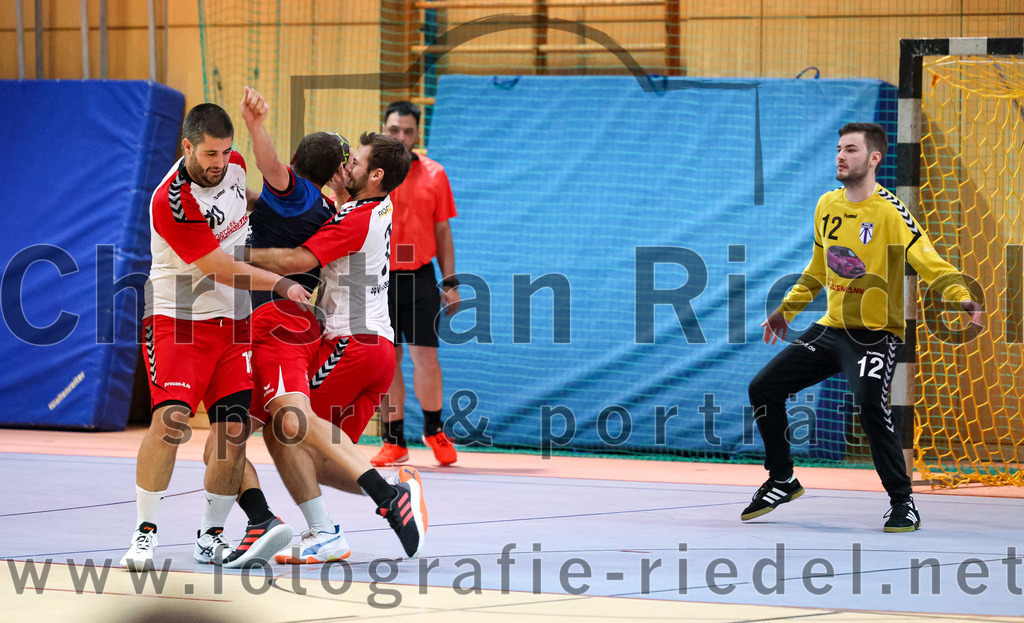 2022-09-24_073_SpVgg_Altenerding_gegen_HSG_Freising-Neufahrn | Erding, Deutschland, 24.09.2022:
Handball, Bezirksoberliga Männer 2022 / 2023, 2. Spieltag, SpVgg Altenerding gegen HSG Freising-Neufahrn, Endergebnis: 18:26

Christian Loris (SpVgg Altenerding, #10), Simon Dybilasz (SpVgg Altenerding, #7), Otto Donaubauer (SpVgg Altenerding, #12)

Foto: Christian Riedel / fotografie-riedel.net