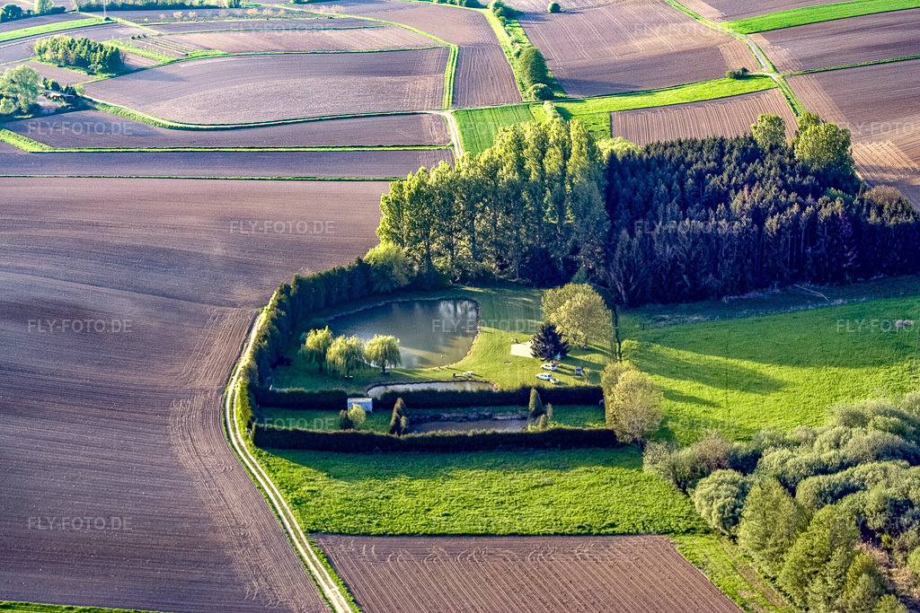 Luftbild: Freizeitgrundstück mit Teich am Muehlbach in Siegen im Bundesland Bas-Rhin in Frankreich. – Foto: IMG_10607.jpg vom 04.05.2008 durch Werner Riehm/FLY-FOTO.de – Auflösung des Originals: 3456 x 2304 px