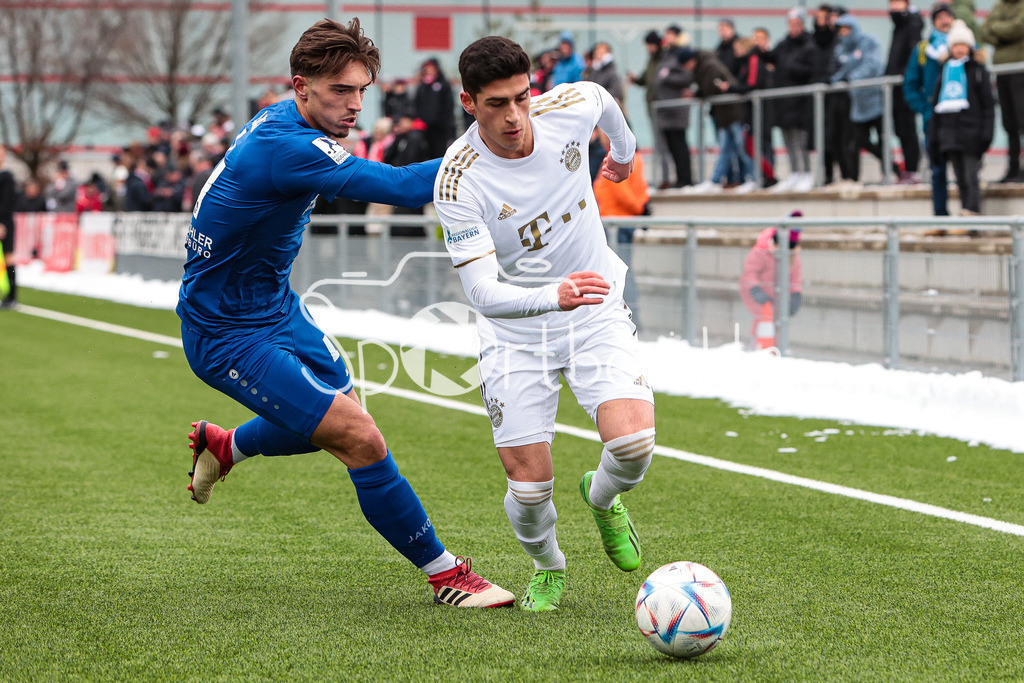 FC Bayern Amateure - Bahlinger SC | Ylber LOKAI (BSC #4) im duell mit RANOS (FCB #22)