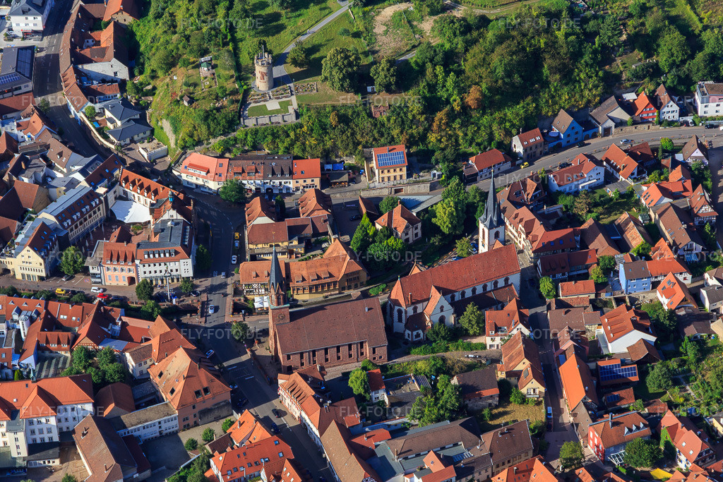 Luftbild: Evang. Auferstehungskirche und kathol. Kiche St. Michael in Weingarten im Bundesland Baden-Württemberg in Deutschland.Foto: IMG_093402.jpg vom 22.08.2016 durch Werner Riehm/FLY-FOTO.deWWW.EKIWEI.DESt. Michael Weingarten