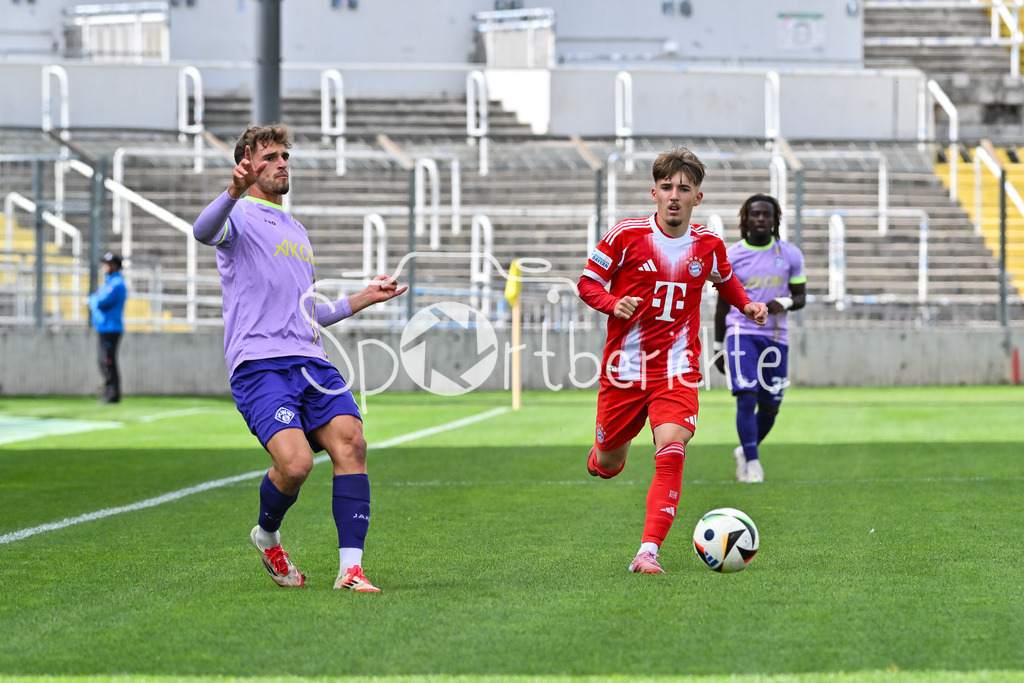 FC Bayern Amateure - FC Würzburger Kickers | im Dull Marius UHL (Würzburger Kickers 19) und Lennart KARL (FC Bayern München II #7) / Zweikampf / Regionalliga Bayern: FC Bayern Amateure - FC Würzburger Kickers; Grünwalder Stadion am 27.09.2025