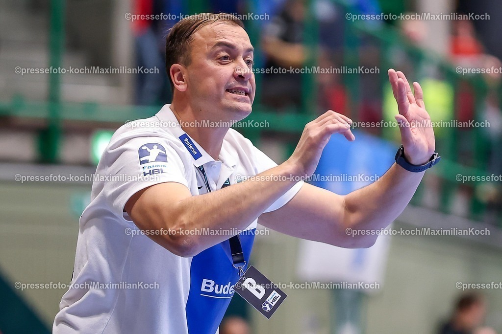 BHC09102501131 | 09.10.2025, Handball, HBL, Bergischer HC - HSG Wetzlar, Unihalle Wuppertal: Cheftrainer Momir Ilic (HSG Wetzlar #hc) wild gestikulierend an der Seitenlinie 