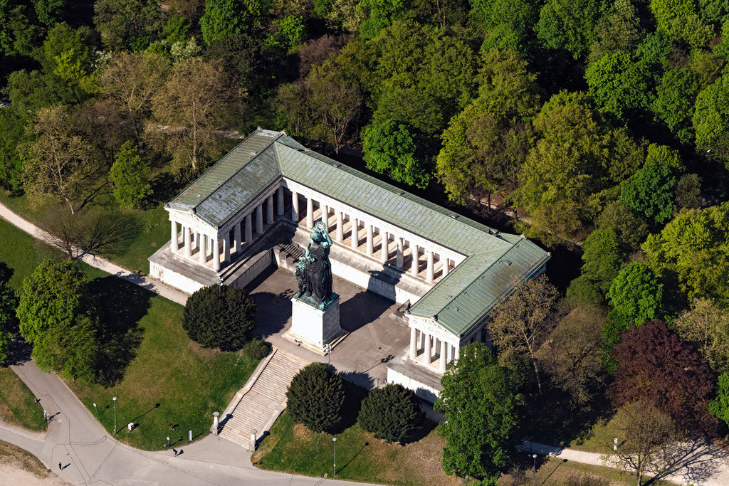 dr__0051721.jpg | MüNCHEN 23.04.2020 Die Ruhmeshalle und die Bronzestatue Bavaria am Rande der Theresienwiese in München Schwanthalerhöhe im Bundesland Bayern. // The Hall of Fame and the bronze statue Bavaria on the edge of the Theresienwiese in Munich Schwanthalerhoehe in the state of Bavaria. Foto: Daniel Reiter