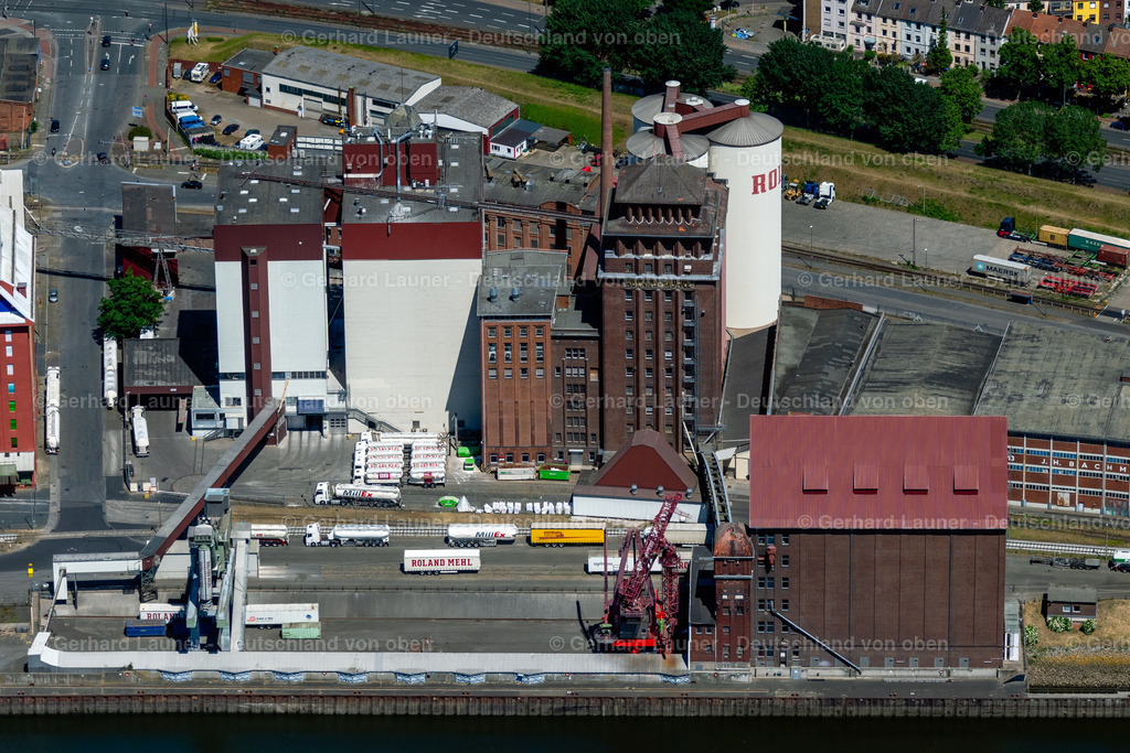4029431 | BREMEN 01.06.2020 Gebäude und Produktionshallen auf dem Lebensmittelhersteller- Werksgelände der ROLAND MILLS UNITED GmbH &amp; Co. KG im Ortsteil Überseestadt in Bremen, Deutschland. Weiterführende Informationen bei: ROLAND MILLS UNITED GmbH &amp; Co. KG. // Buildings and production halls on the food manufacturer's premises of ROLAND MILLS UNITED GmbH &amp; Co. KG in the district Ueberseestadt in Bremen, Germany. Further information at: ROLAND MILLS UNITED GmbH &amp; Co. KG. Foto: Gerhard Launer
