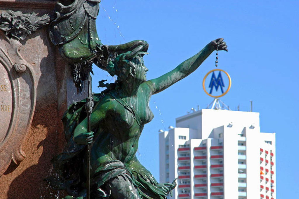Foto: Leipzig - Mendebrunnen - Nereide und Wintergartenhochhaus | Das Team hinter BILDLEXIKON LEIPZIG bündelt historische wie aktuelle Informationen über die Stadt Leipzig in Text und Bild auf einer Plattform und stellt diese der interessierten Öffentlichkeit zur Verfügung.