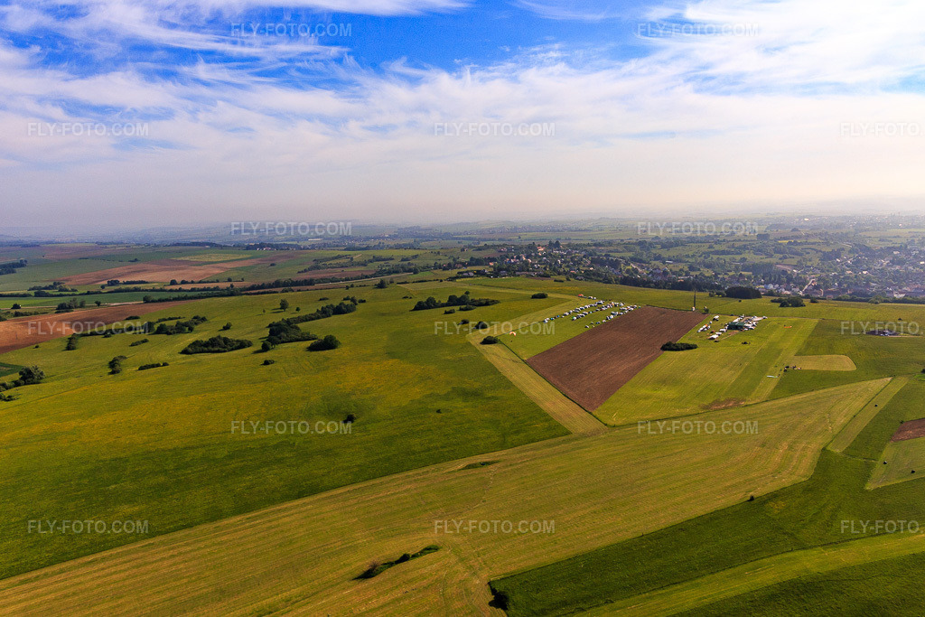 Aerial view: Les Ailes de Rohrbach airfield in Rohrbach-lès-Bitche in the state Moselle, France. – Photo: IMG_107314.jpg taken on 05/19/2018 by Werner Riehm/FLY-FOTO.com – Resolution of the original: 5231 x 3487 px – Les Ailes de Rohrbach - La passion de l'ULM