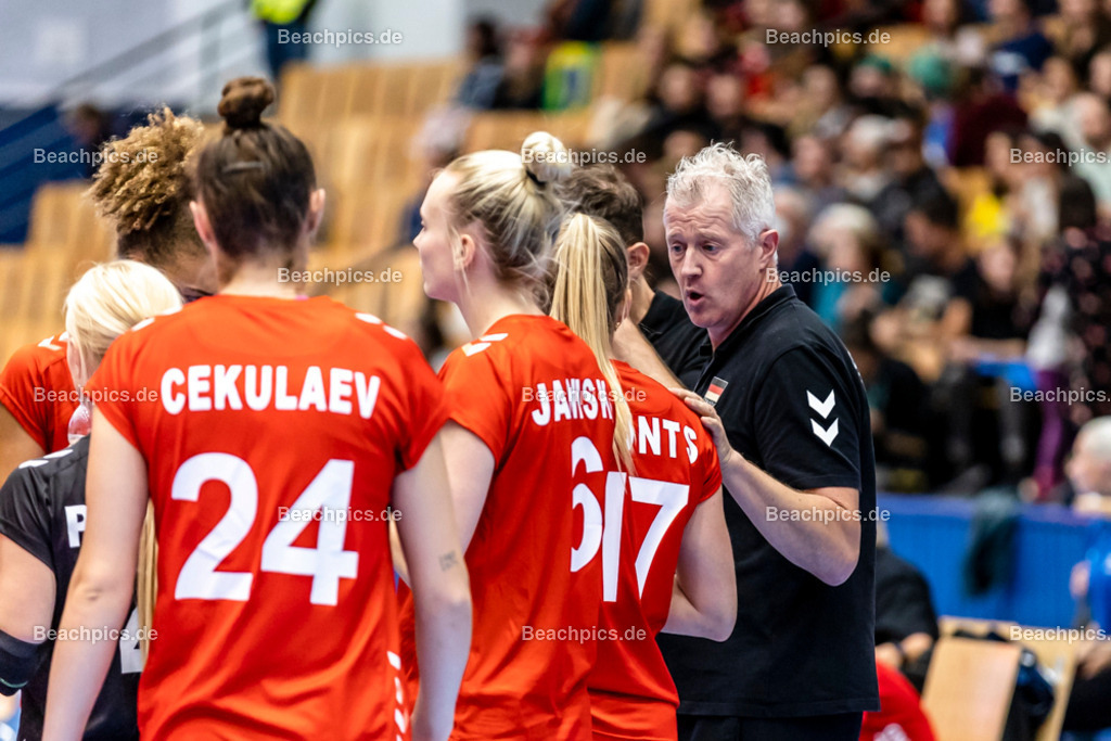 2022-00063431-Testspiel-Deutschland-Brasilien | Vital HEYNEN (Bundestrainer) GER, 17.09.2022; Berlin Foto: Gerold Rebsch - www.beachpics.de
