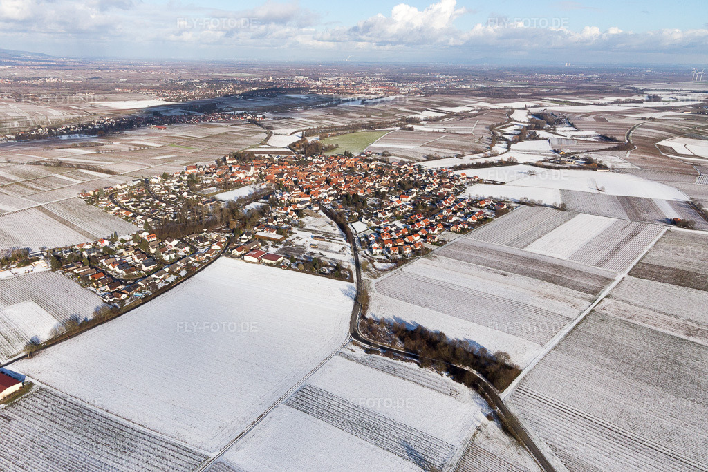 Luftbild: Dorfansicht aus Südwesten im Winter bei Schnee im Ortsteil Mörzheim in Landau im Bundesland Rheinland-Pfalz in Deutschland. Foto: IMG_096177.jpg vom 15.01.2017 durch Werner Riehm/FLY-FOTO.de